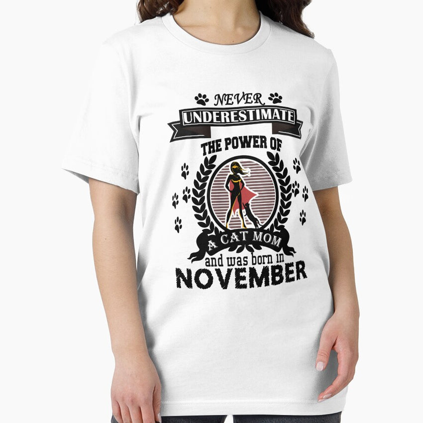 Cat mom born in november Essential T-Shirt