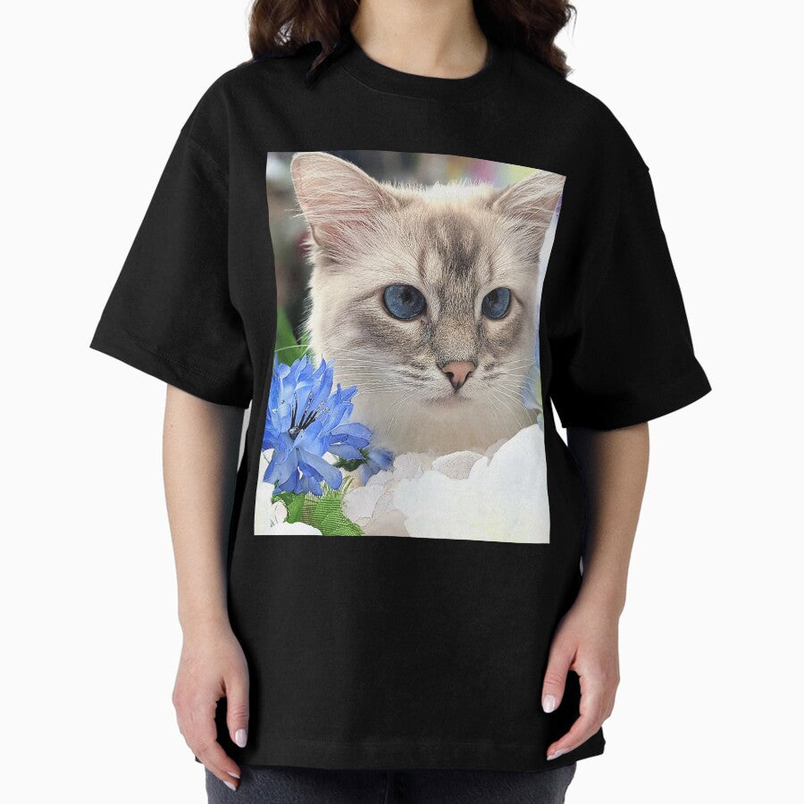 Saoirse the lynx ragdoll cat Oversized T-Shirt