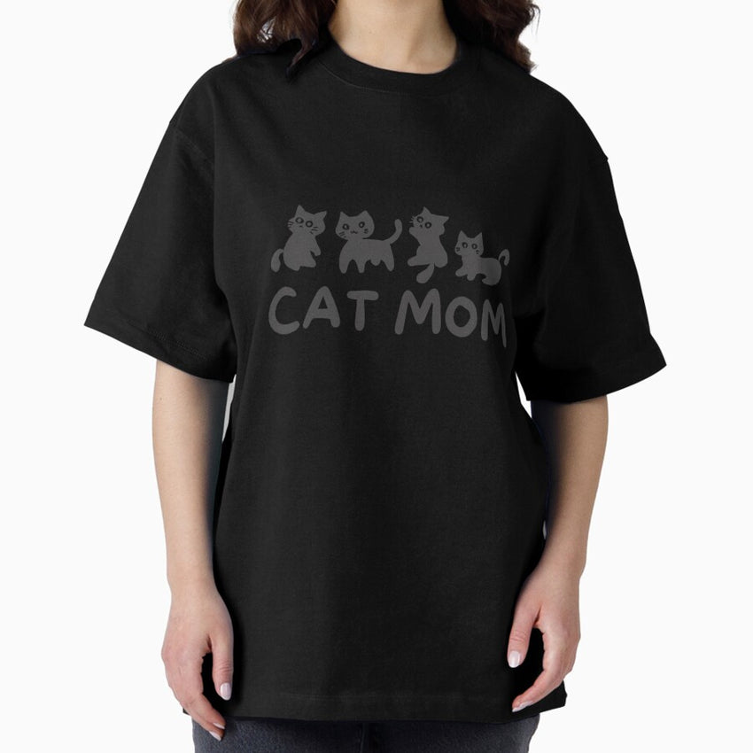 Cat Mom Club – Minimalist Cute Black Cats Design Oversized T-Shirt
